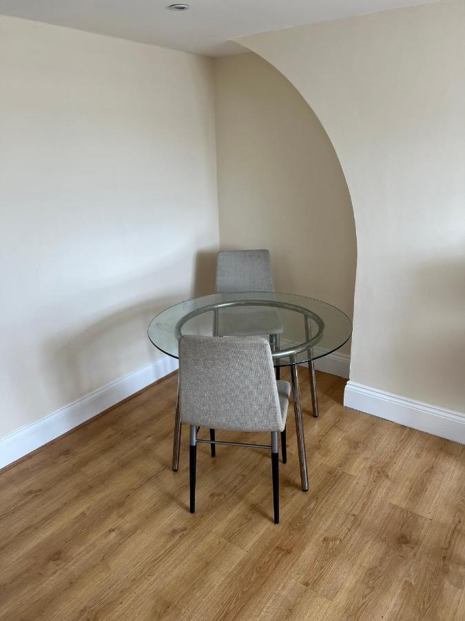 Double Bed Room Theobald Street Borehamwood Bagian luar foto