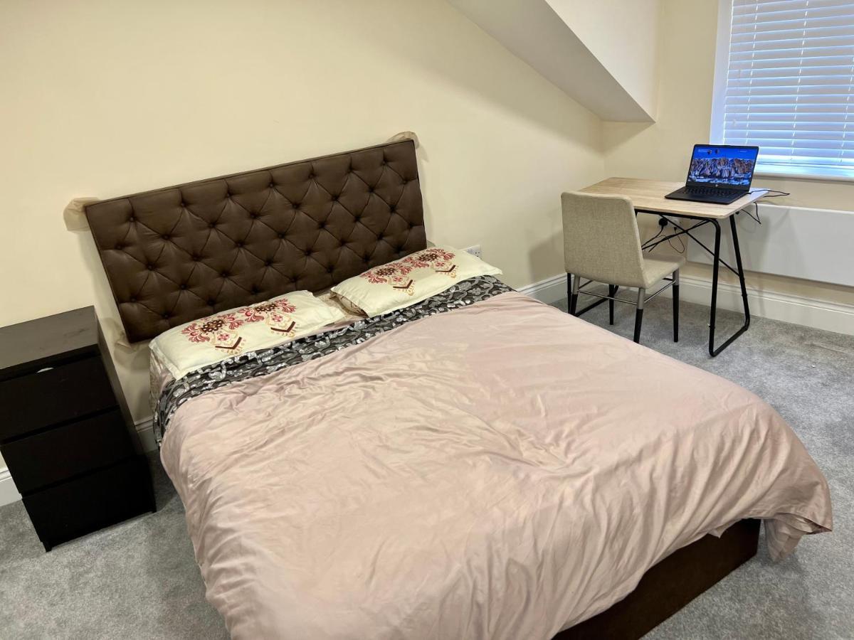 Double Bed Room Theobald Street Borehamwood Bagian luar foto